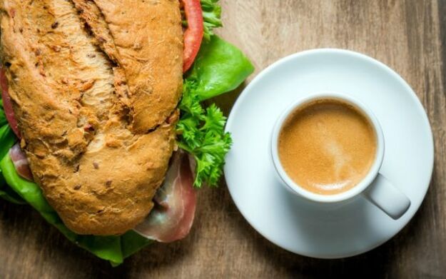 Café cun bocadillo