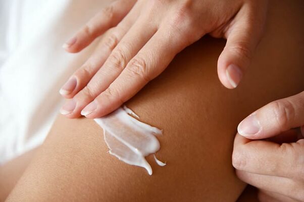 Usando unha crema medicada para varices